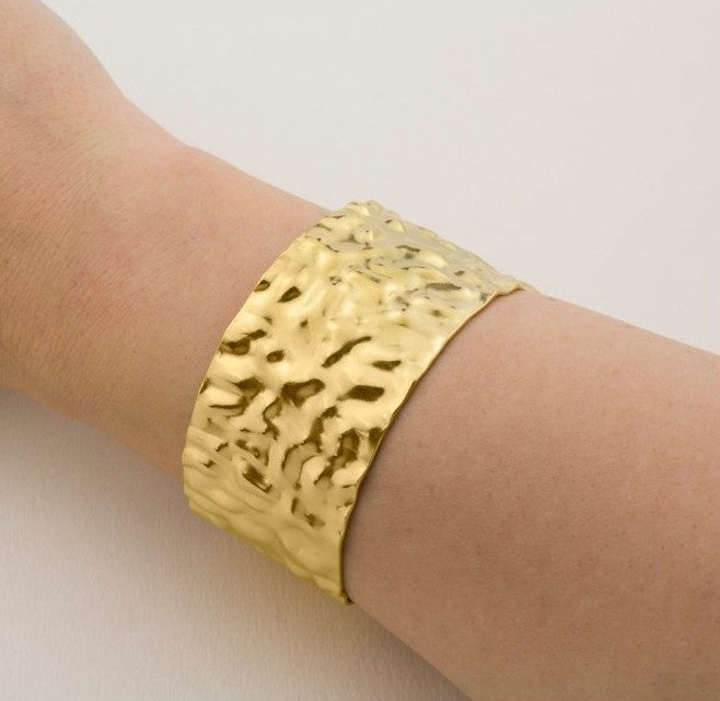 Brazalete Recto Martilleado Dorado
